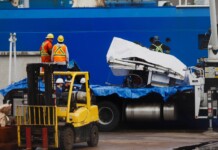 OceanGate suspende operaciones tras la implosión del sumergible Titán durante una inmersión al Titanic Restos del sumergible Titán son llevados a tierra - Foto: NA