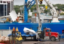 Restos del sumergible Titán son llevados a tierra tras trágica implosión durante expedición al Titanic Restos del sumergible Titán son llevados a tierra - Foto: NA