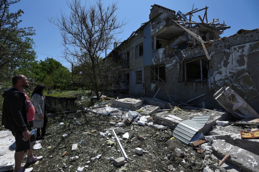 Un edificio de apartamentos fuertemente dañado por un ataque con misiles rusos, en medio del ataque de Rusia a Ucrania - Foto: NA
