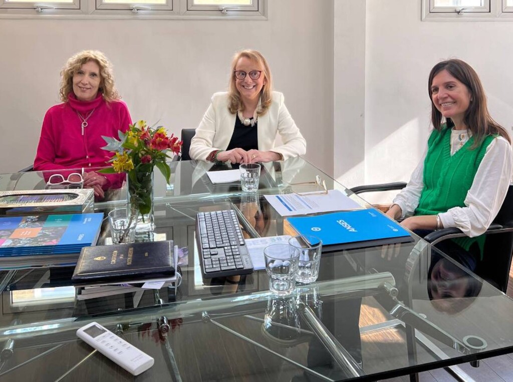 La gobernadora Alicia Kirchner junto a la titular de ANSES, Fernanda Raverta y la presidenta de la CPS, Silvia Bande - Foto: Prensa de Gobierno