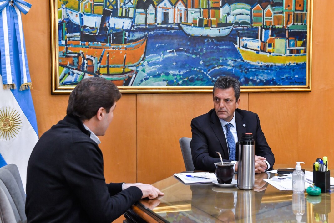 El ministro de Economía, Sergio Massa con el gobernador de Tierra del Fuego, Gustavo Melella - Foto: NA