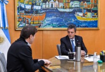 Nación otorgó préstamo de $3.600 millones a Tierra del Fuego El ministro de Economía, Sergio Massa con el gobernador de Tierra del Fuego, Gustavo Melella - Foto: NA