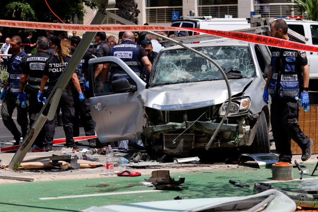 La policía israelí trabaja en la escena de un ataque con embestida en Tel Aviv - Foto: NA