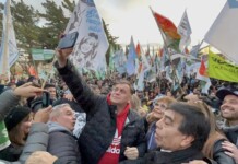 Javier Belloni les ganó de mano a los intendentes que para pagar el bono dependen de la voluntad de Alicia Kirchner El intendente de El Calafate Javier Belloni en plena campaña a gobernador -