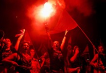 Cientos de manifestantes desafían prohibición y marchan contra la violencia policial en París Cientos de manifestantes desafían prohibición y marchan contra la violencia policial en París - Foto: NA
