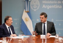 Ministro de Economía, Sergio Massa, firma acuerdo para apoyar a agricultores familiares en La Rioja El ministro de Economía, Sergio Massa, se reunió esta tarde en el Palacio de Hacienda con el gobernador de la provincia de La Rioja, Ricardo Quintela - Foto: Ministerio de Economía