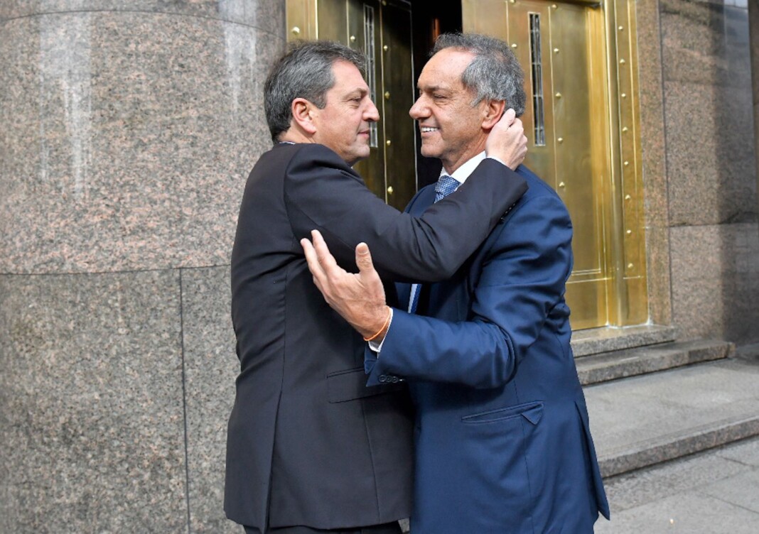 Sergio Massa junto a Daniel Scioli en la puerta del Ministerio de Economía - Foto: Prensa Economía