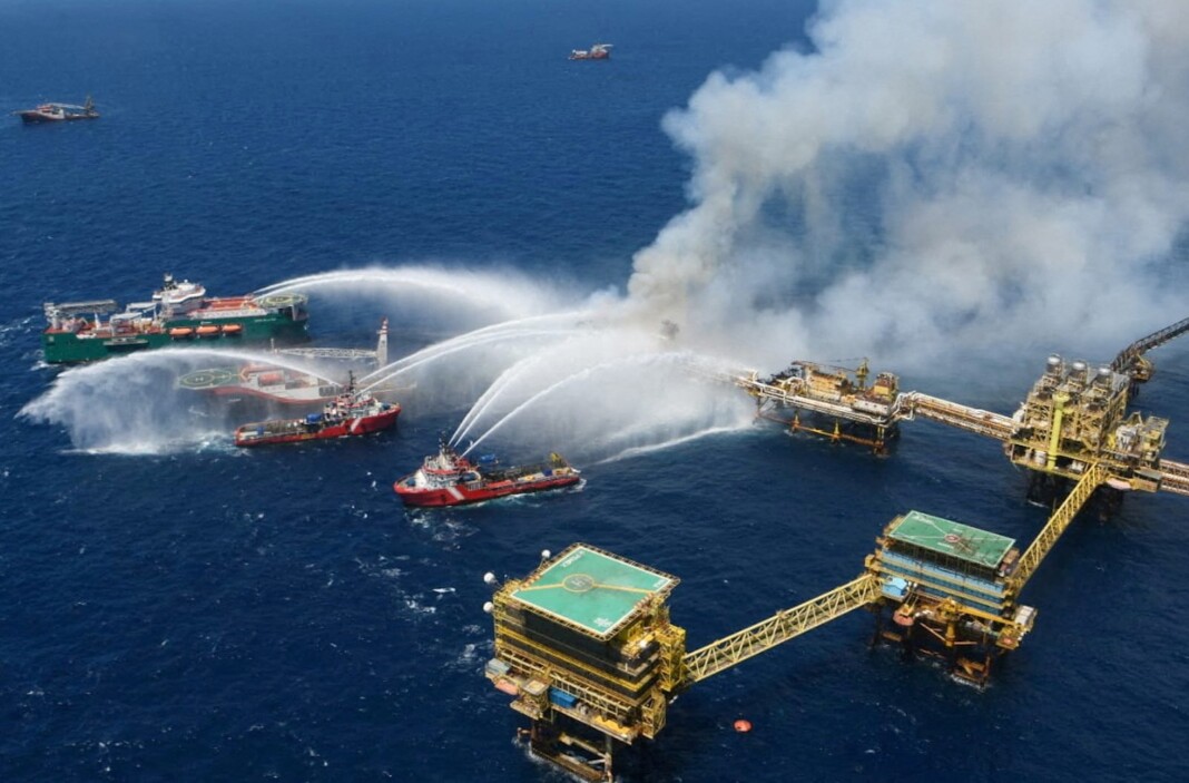Incendio en plataforma petrolera en el Golfo de México deja dos muertos y un desaparecido