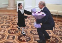 Putin se reúne con una niña de ocho años Putin se reúne con una niña de ocho años