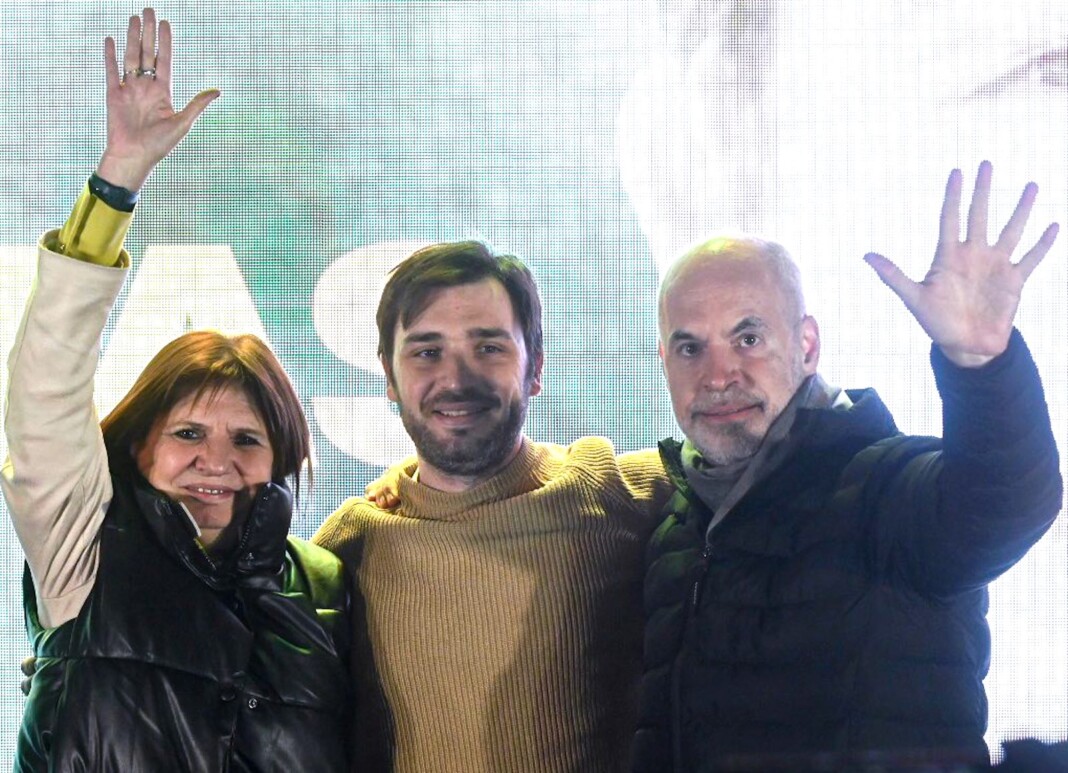 Ignacio Torres de Juntos por el Cambio festeja junto a Patricia Bullrich y Horacio Rodríguez Larreta el triunfo en Chubut - Foto: NA