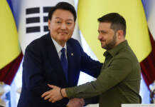 Presidente surcoreano visita Ucrania y promete mayor apoyo militar y humanitario El presidente de Ucrania, Volodymyr Zelenskiy, y el presidente de Corea del Sur, Yoon Suk Yeol - Foto: NA