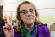 Alicia Kirchner presentó el presupuesto 2024 por más de 1 billón de pesos La gobernadora Alicia Kirchner el domingo 13 al emitir su voto - Foto: OPI Santa Cruz/Francisco Muñoz