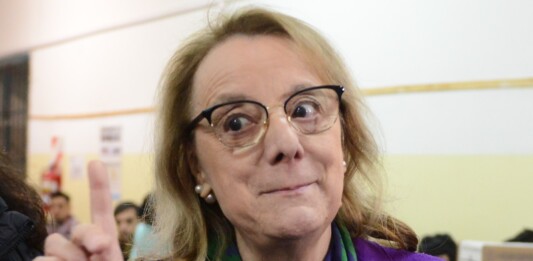 La gobernadora Alicia Kirchner el domingo 13 al emitir su voto - Foto: OPI Santa Cruz/Francisco Muñoz