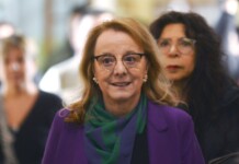 La Gobernadora fijó por Decreto el aumento salarial a la Administración Pública provincial La gobernadora Alicia Kirchner el domingo 13 antes de emitir su voto - Foto: OPI Santa Cruz/Francisco Muñoz