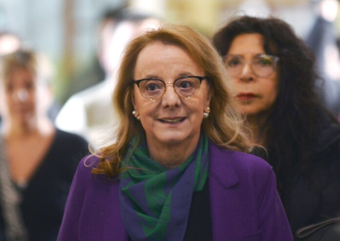 La gobernadora Alicia Kirchner el domingo 13 antes de emitir su voto - Foto: OPI Santa Cruz/Francisco Muñoz