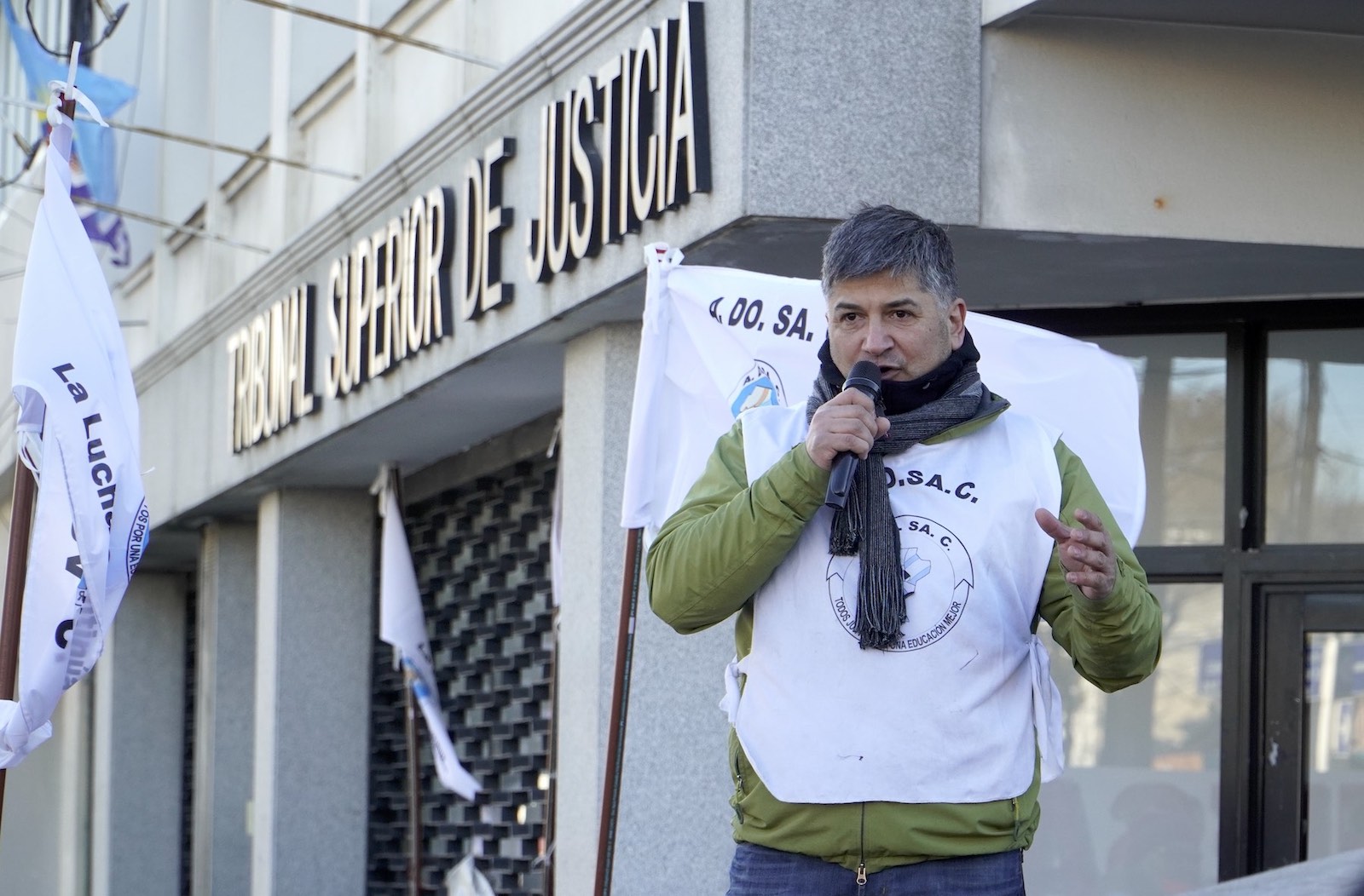 El acto de ADOSAC logró la adhesión de todos los gremios y sectores nacionales que prometieron nacionalizar la persecución judicial en Santa Cruz El acto de ADOSAC logró la adhesión de todos los gremios y sectores nacionales que prometieron nacionalizar la persecución judicial en Santa Cruz