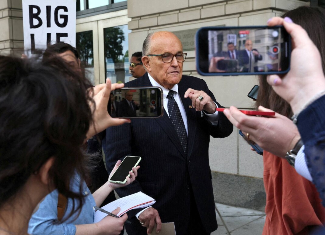 Rudy Giuliani se entrega en una cárcel de Georgia para enfrentar cargos estatales