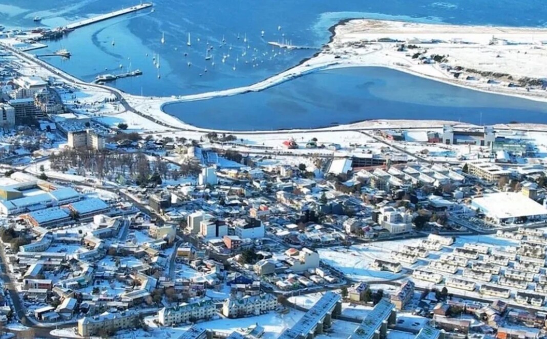 Intenso temporal de nieve afecta a Ushuaia con cierre del Aeropuerto Internacional “Islas Malvinas”