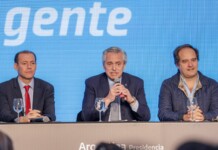 El presidente Alberto Fernández junto al ministro de Desarrollo Territorial y Hábitat, Santiago Maggiotti, y al gobernador de Neuquén, Omar Gutiérrez, al encabezar un acto en el Barrio Zabaleta de la capital provincial - Foto: Presidencia