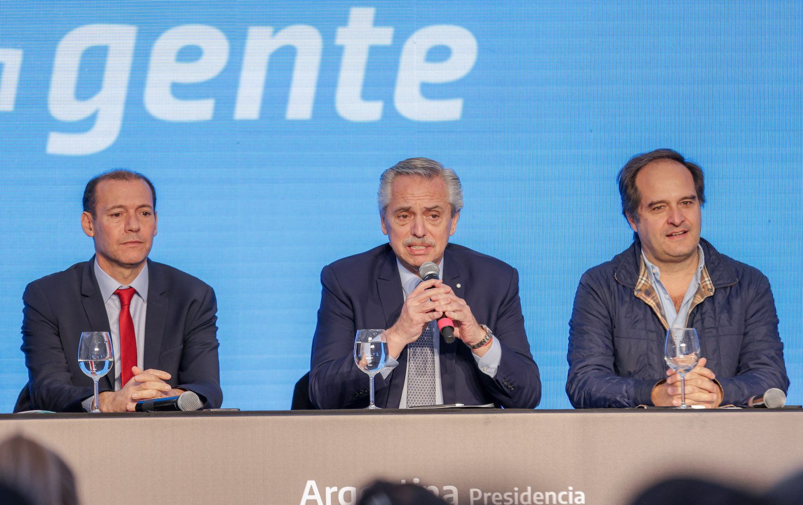 El presidente Alberto Fernández junto al ministro de Desarrollo Territorial y Hábitat, Santiago Maggiotti, y al gobernador de Neuquén, Omar Gutiérrez, al encabezar un acto en el Barrio Zabaleta de la capital provincial - Foto: Presidencia El presidente Alberto Fernández junto al ministro de Desarrollo Territorial y Hábitat, Santiago Maggiotti, y al gobernador de Neuquén, Omar Gutiérrez, al encabezar un acto en el Barrio Zabaleta de la capital provincial - Foto: Presidencia