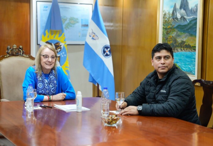 La gobernadora Alicia Kirchner junto a Claudio Vidal -