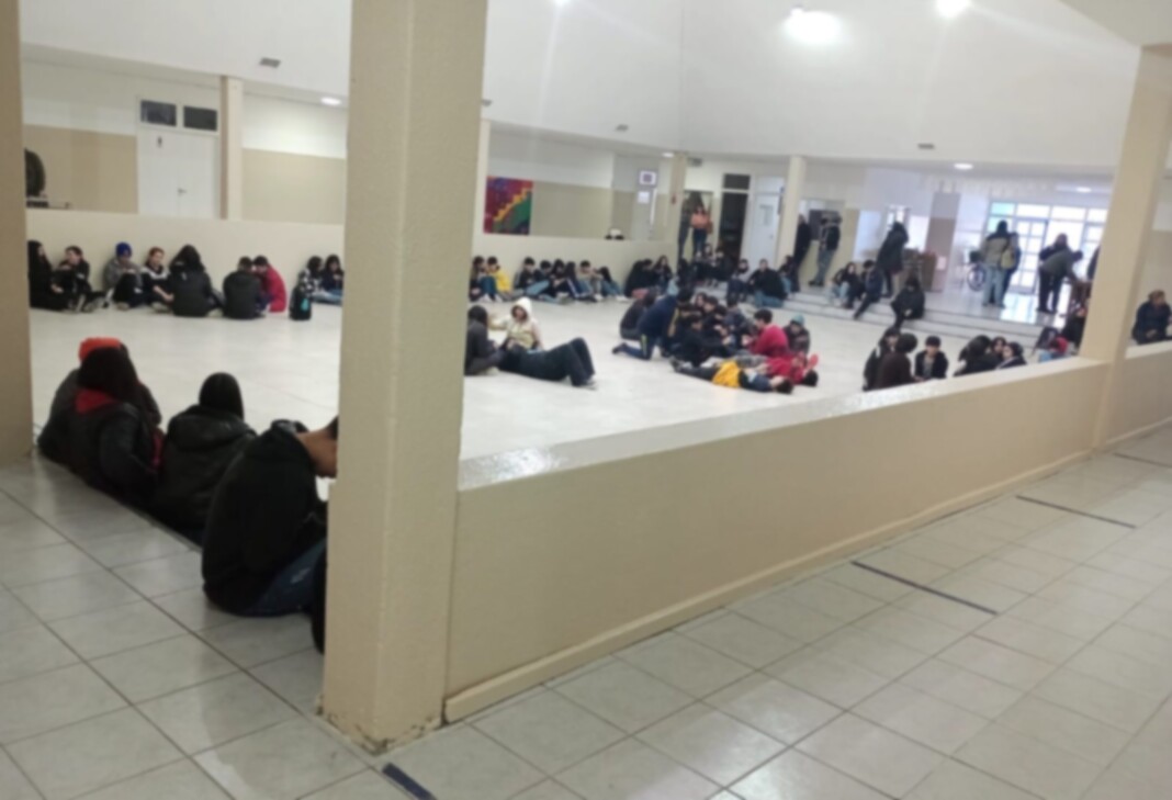 Alumnos realizan sentadas por falta de calefacción en diferentes establecimientos de la provincia - Foto: