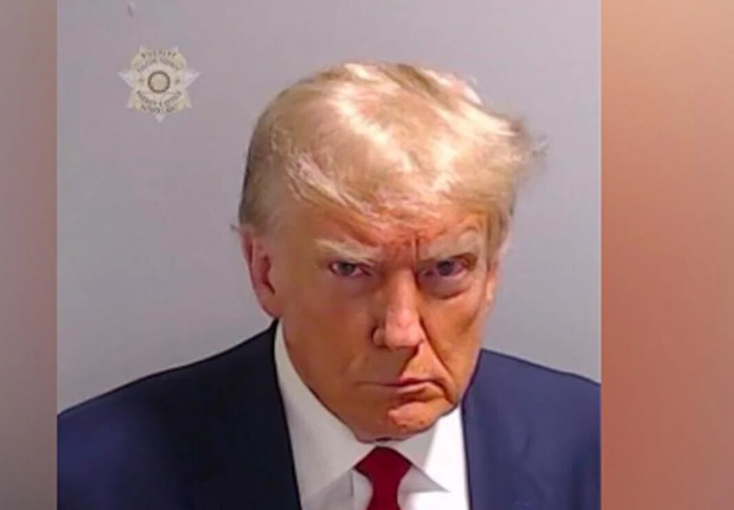 Fotografía de la ficha policial de Trump es publicada tras su entrega a la Justicia