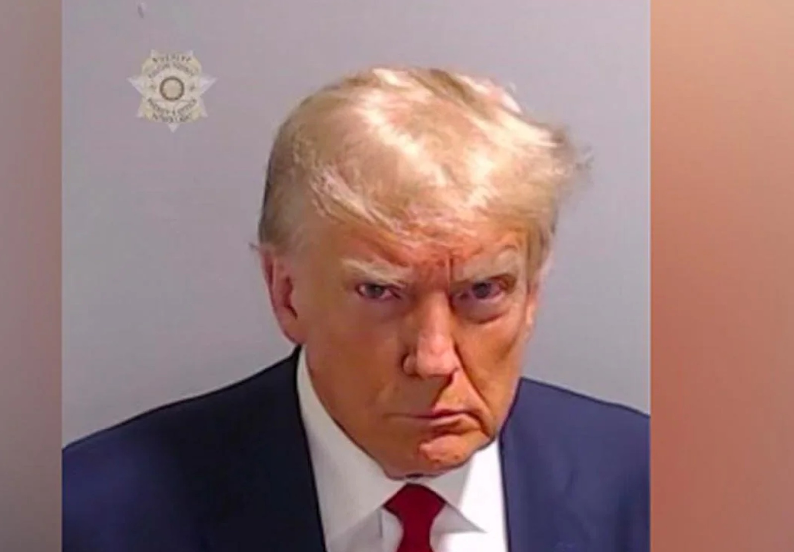 Fotografía de la ficha policial de Trump es publicada tras su entrega a la Justicia Fotografía de la ficha policial de Trump es publicada tras su entrega a la Justicia