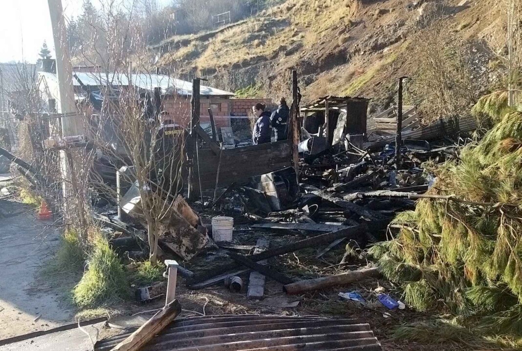 Tres personas murieron al incendiarse una vivienda en Esquel