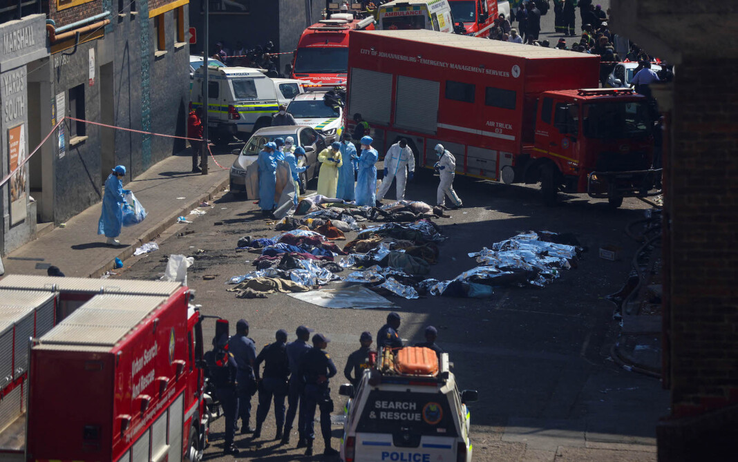 Incendio en bloque de departamentos en Johannesburgo deja más de 70 muertos