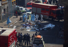 Incendio en bloque de departamentos en Johannesburgo deja más de 70 muertos