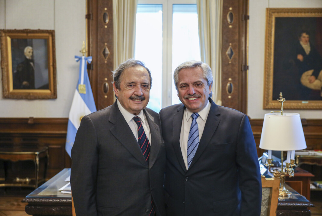 Alberto Fernández junto al embajador argentino en España, Ricardo Alfonsín - Foto: NA