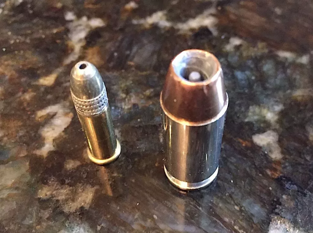 Munición calibre .22 (más pequeña) y 9 mm, ambas punta hueca - Foto: OPI Santa Cruz
