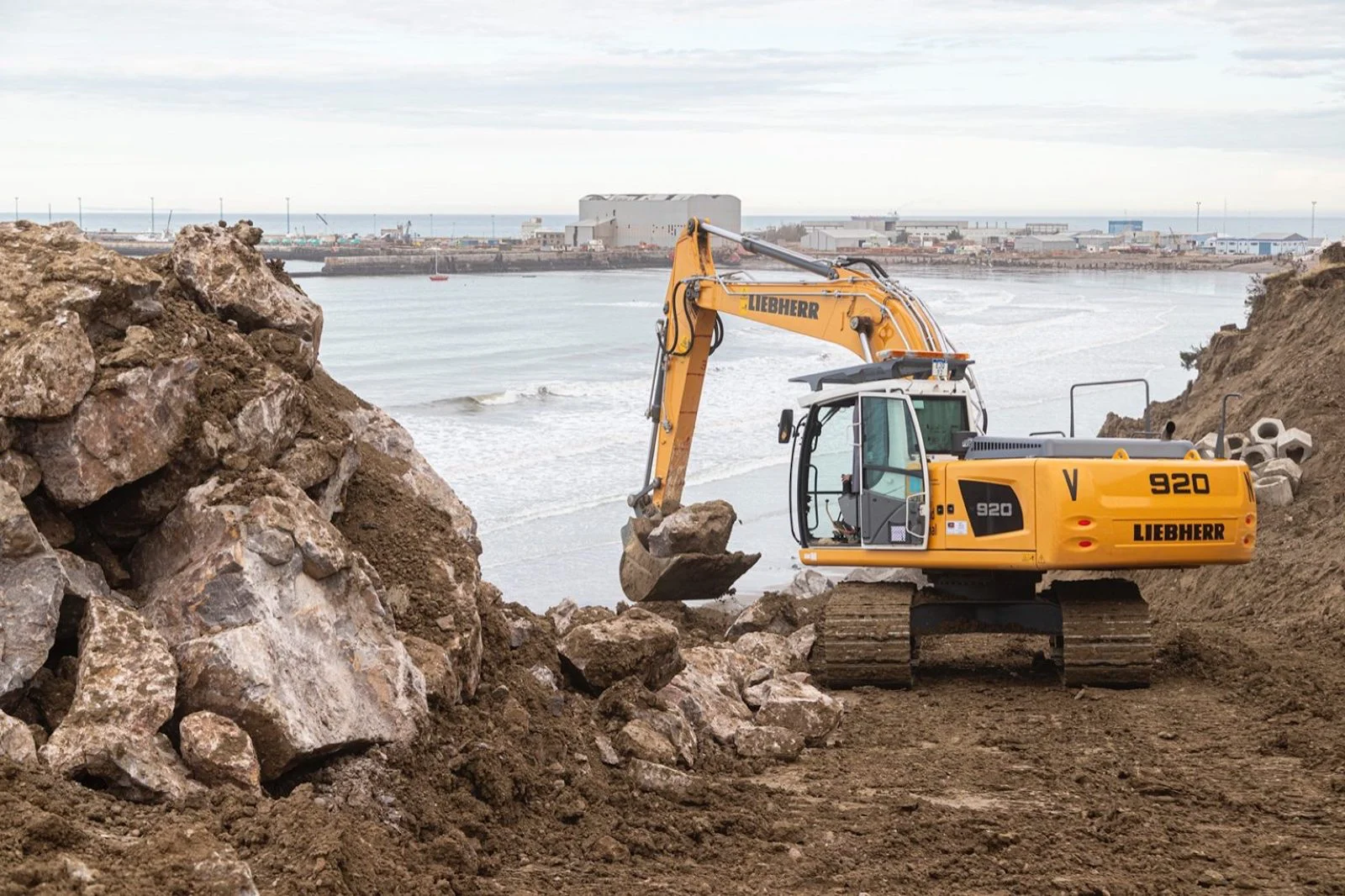 Siguen las tareas para recuperar el talud tras colapso de ruta nacional N°3 - Foto: Municipalidad de Comodoro Rivadavia Siguen las tareas para recuperar el talud tras colapso de ruta nacional N°3 - Foto: Municipalidad de Comodoro Rivadavia