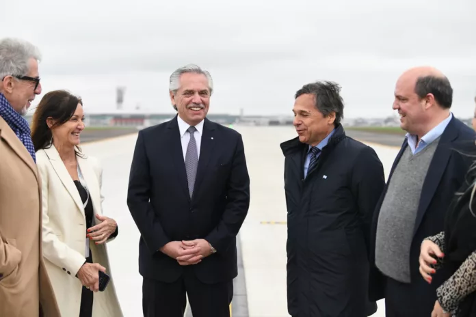 Alberto Fernández inaugura nueva calle de rodaje en Aeropuerto de Ezeiza mientras ministro Massa anuncia medidas fiscales