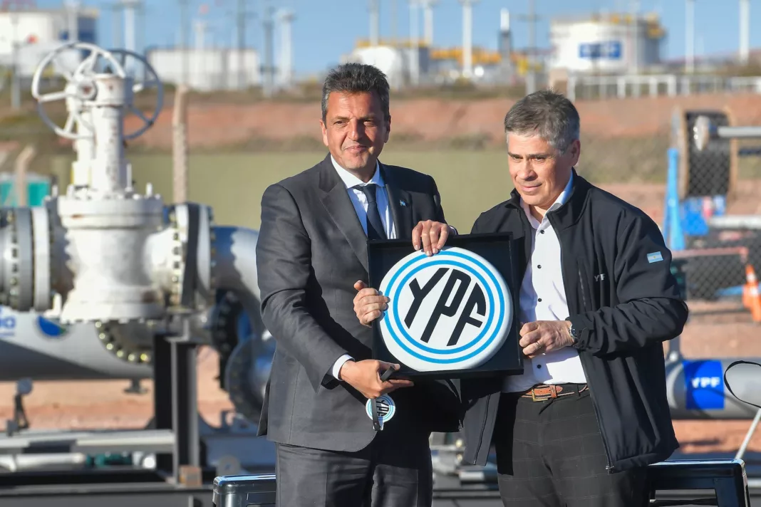 El ministro de Economía Sergio Massa junto al presidente de YPF Pablo González - Foto: NA