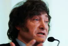 Para Milei, los periodistas críticos son “ensobrados o destituyentes”. Mismos vicios, más exacerbados, bajada de tono en las promesas y la duda del discurso inquietante Javier Milei candidato a presidente de La Libertad Avanza - Foto: NA