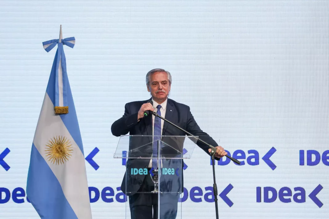 Alberto Fernández defendió su gestión frente a empresarios en el Coloquio IDEA