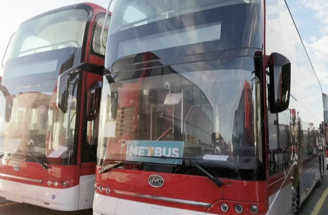 Chile estrena flota de autobuses eléctricos de dos pisos para los Juegos Panamericanos