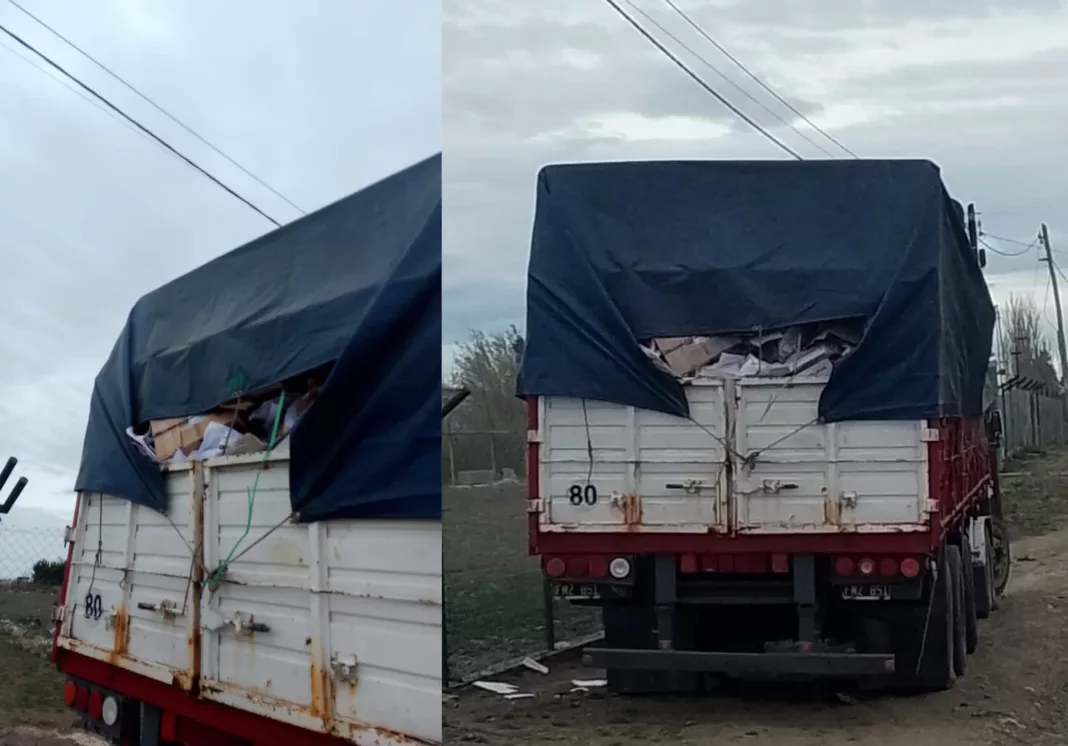 Papeles del Hospital Regional y de la Caja de Servicios Sociales, tirados en las calles de un barrio de Río Gallegos