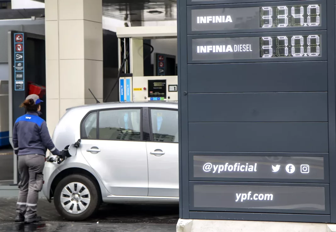 Aumento en los combustibles en las estaciones YPF - Foto: NA