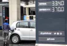 Aumento en los combustibles en las estaciones YPF - Foto: NA