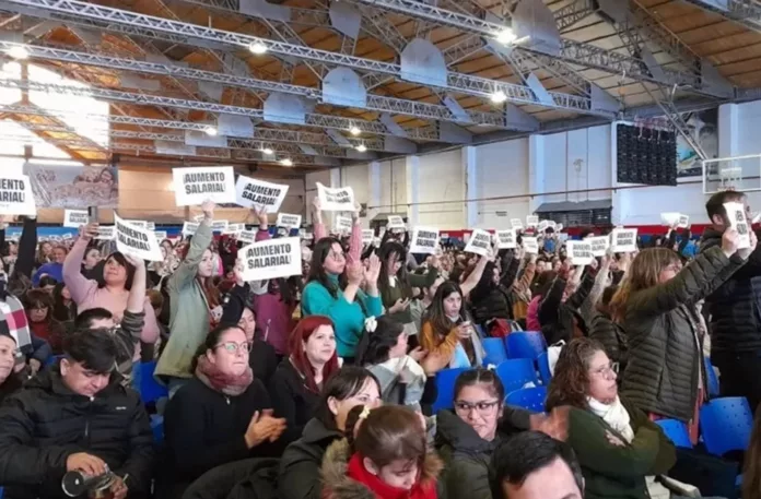 Docentes fueguinos paran por 24 horas