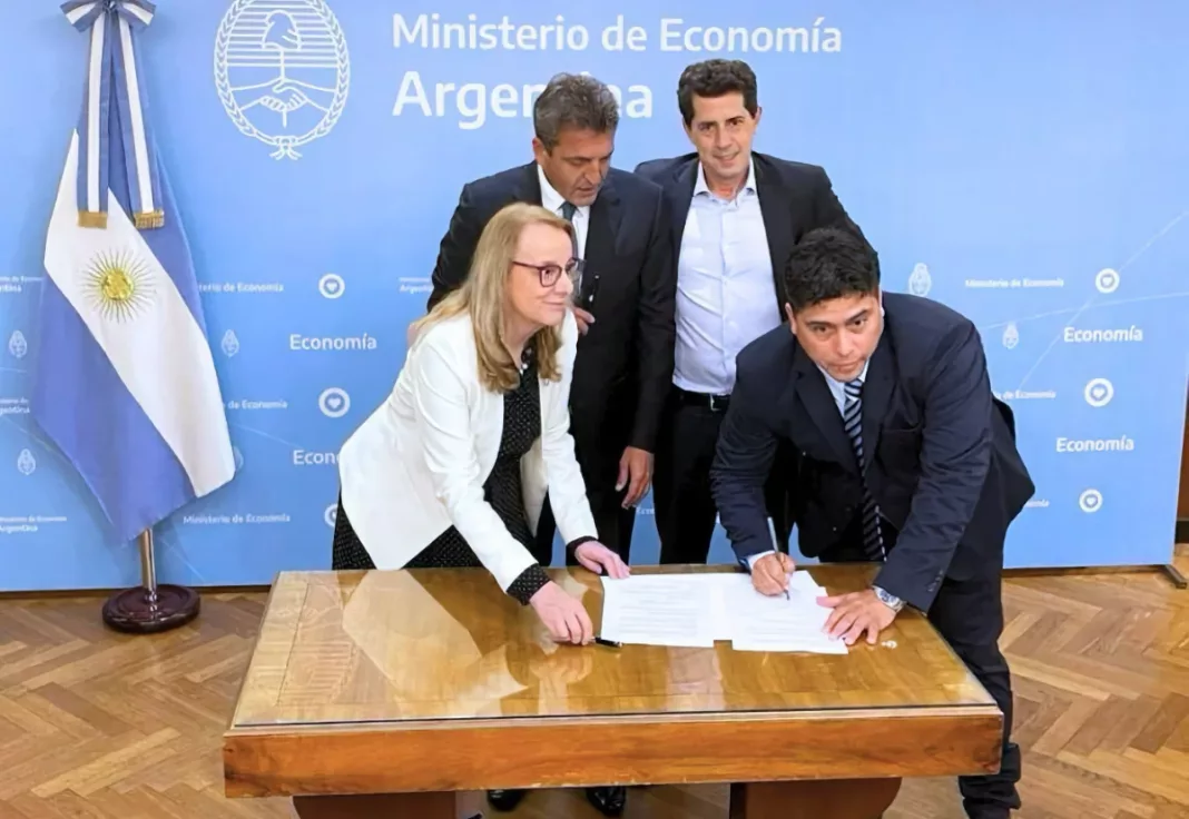 Alicia Kirchner junto a Claudio Vidal, mientras Sergio Massa y Wado de Pedro observan - Foto: Prensa Gobierno