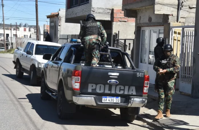 En Caleta Olivia hubo allanamientos en busca de arma robada a la policía