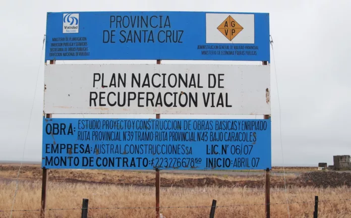 Cartel de obra de Austral Construcciones en la ruta provincial Nº 39 - Foto: OPI Santa Cruz/Francisco Muñoz