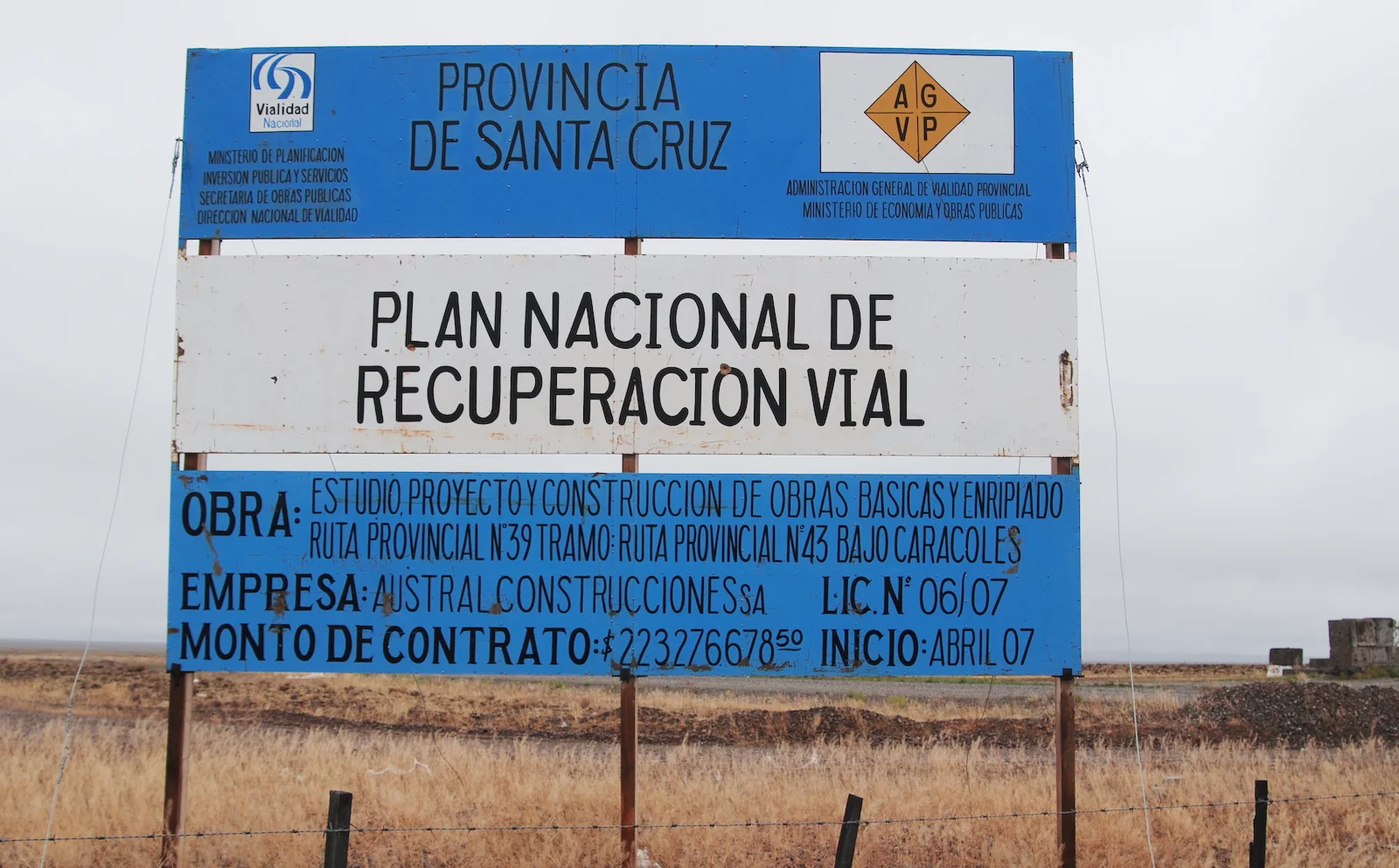 Cartel de obra de Austral Construcciones en la ruta provincial Nº 39 - Foto: OPI Santa Cruz/Francisco Muñoz