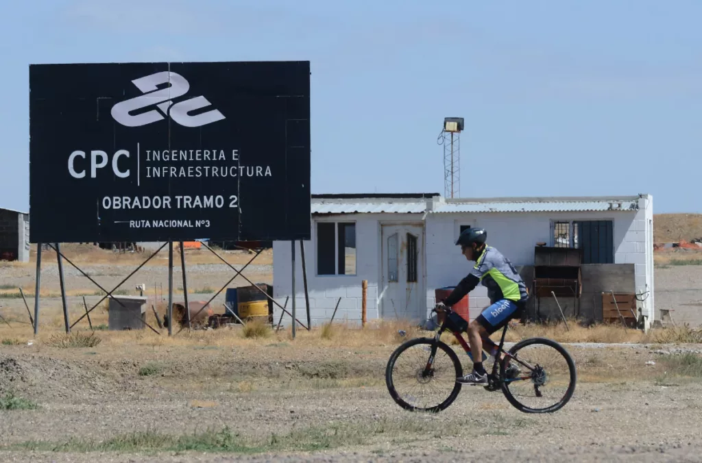 Obrador abandonado de CPC en la autovia Caleta Olivia - Comodoro Rivadavia en construcción - Foto: OPI Santa Cruz/Francisco Muñoz