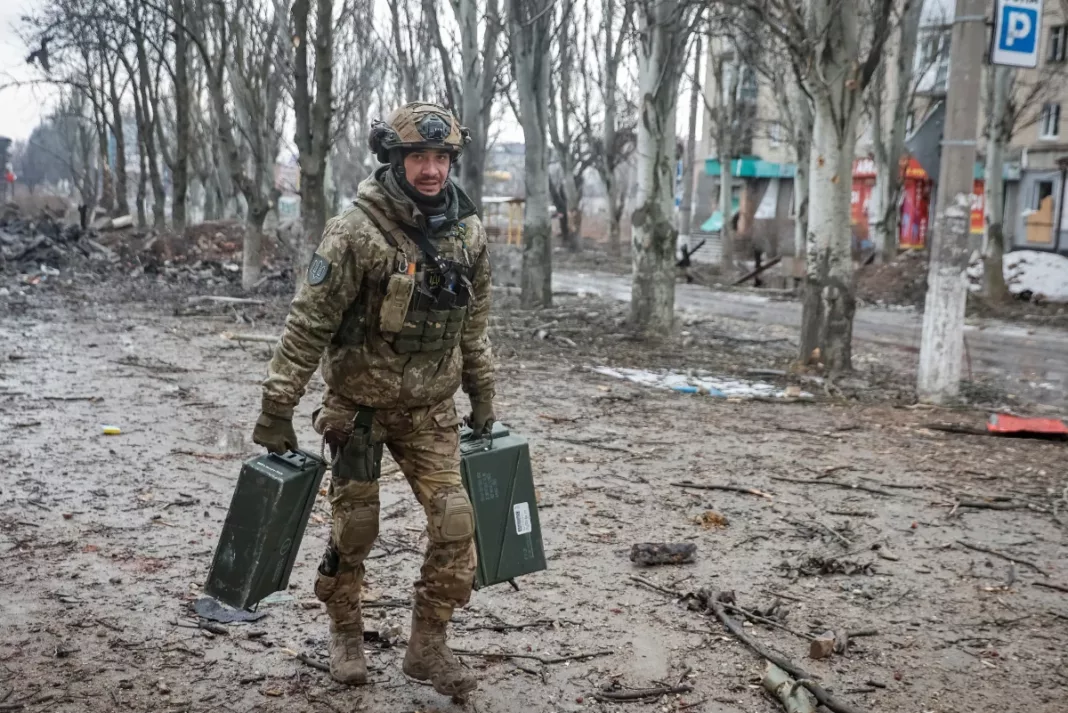 Fuerzas rusas intensifican los ataques en Avdiivka, Ucrania