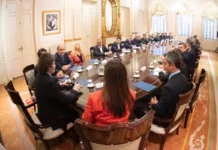El Gobierno convoca a reunión clave con gobernadores: Ultiman detalles y envían invitaciones para el viernes Milei acuerda con gobernadores reinstalar impuesto a las ganancias por un año - Foto: NA